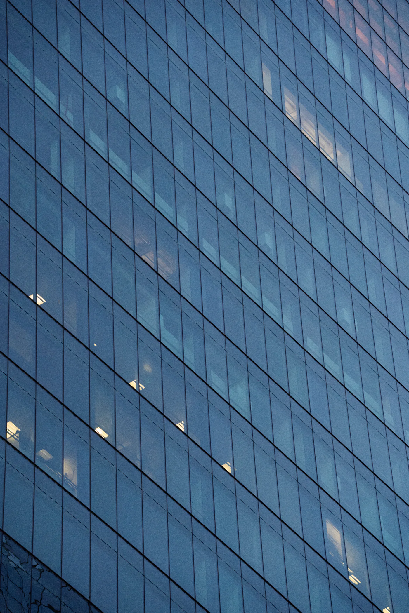 Fachada de cristal de un edificio corporativo