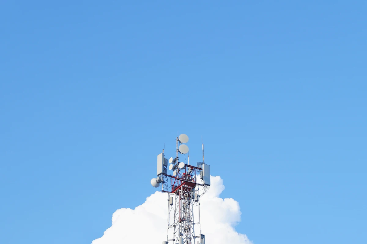 Torre de telecomunicaciones con antenas